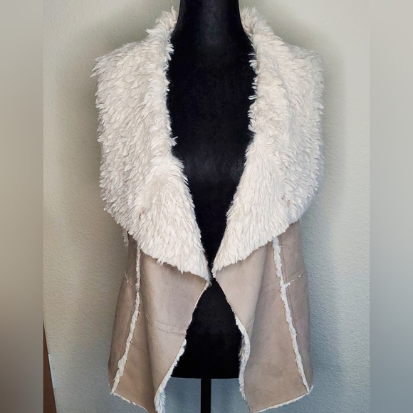 Cupcakes and Cashmere Vest - Picture 7 of 13